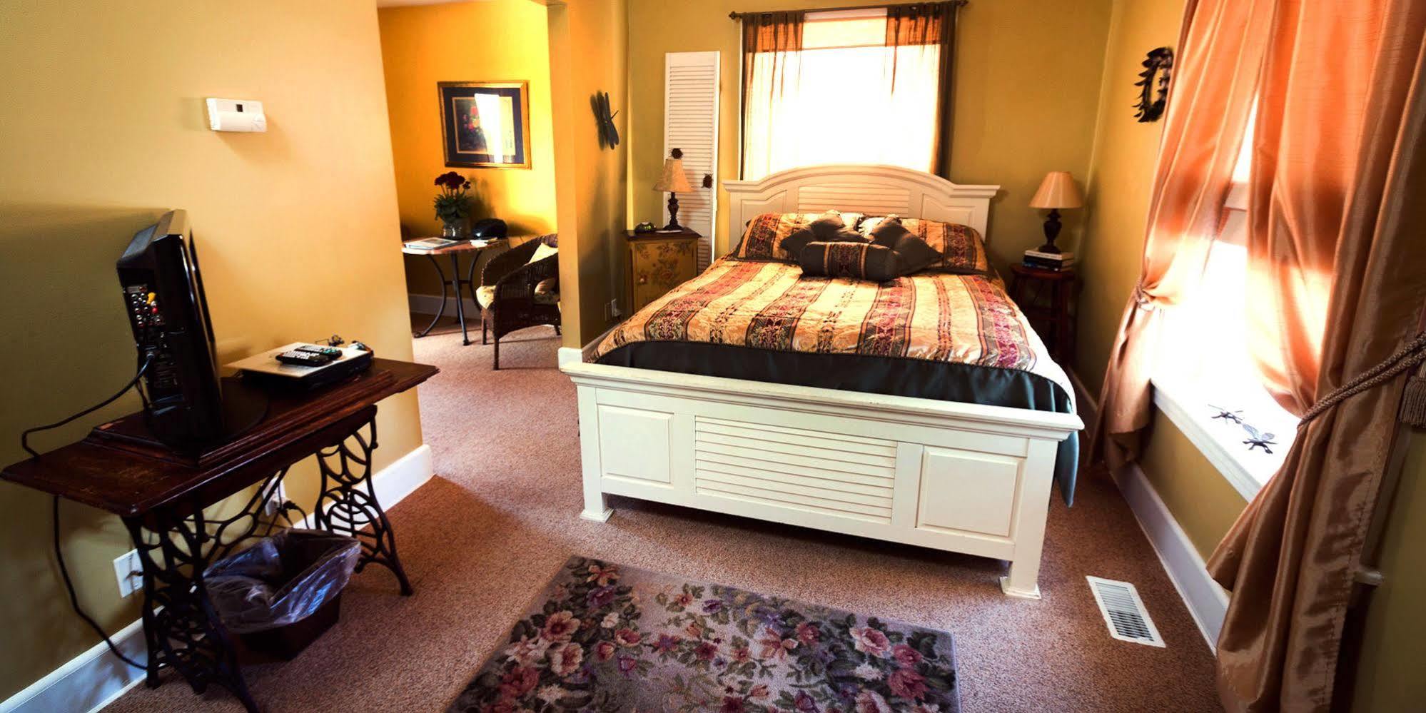 Inn On Crescent Lake Bed And Breakfast Excelsior Springs Eksteriør bilde